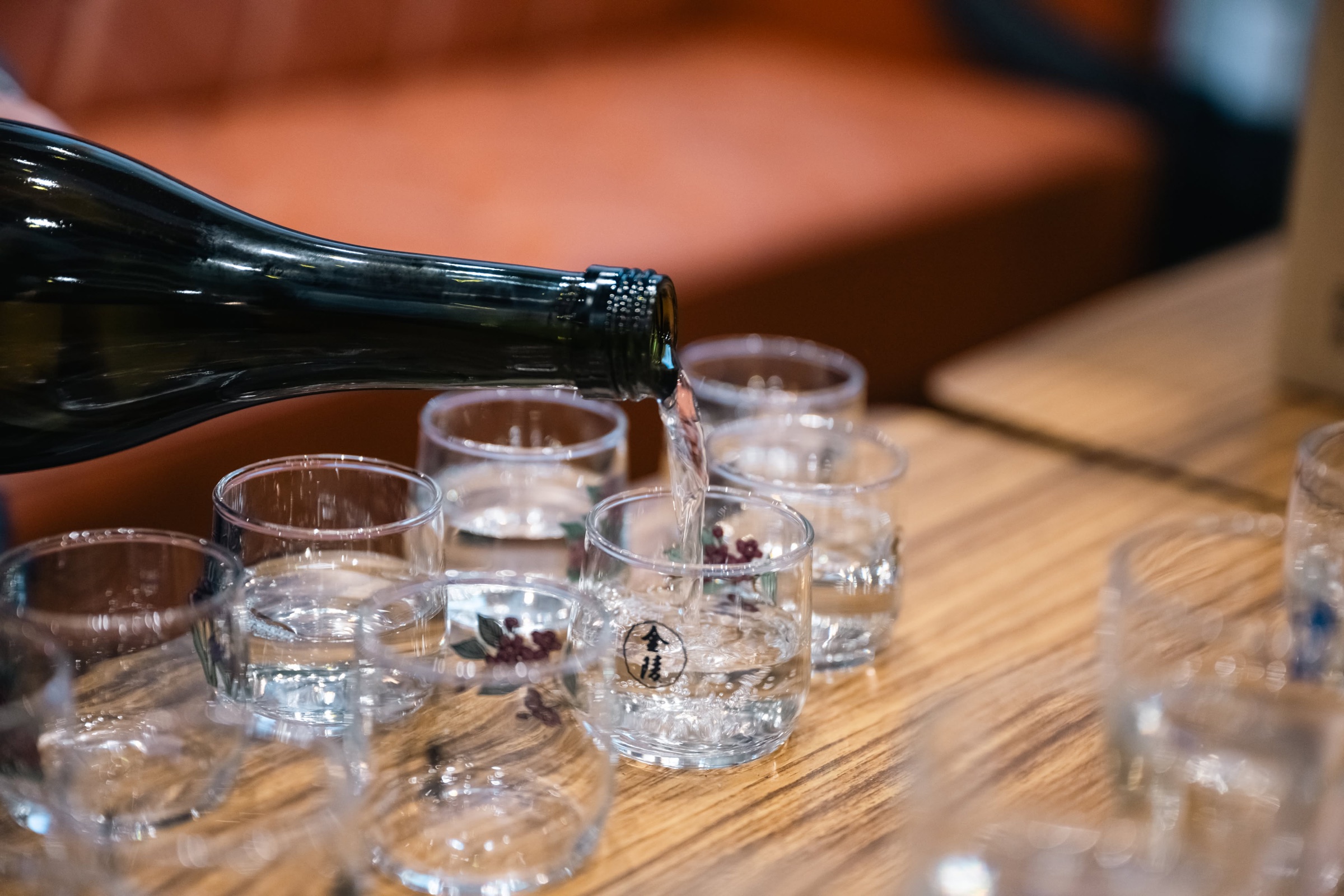食卓で飲み物を注ぐ様子