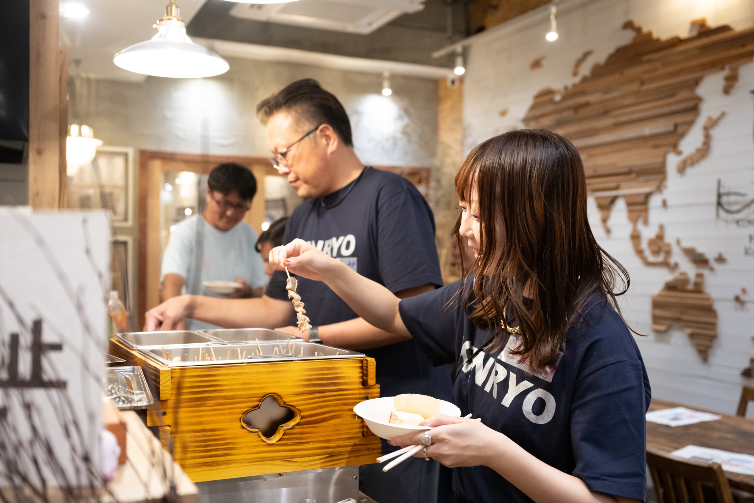 店頭で料理を取り分ける人たち